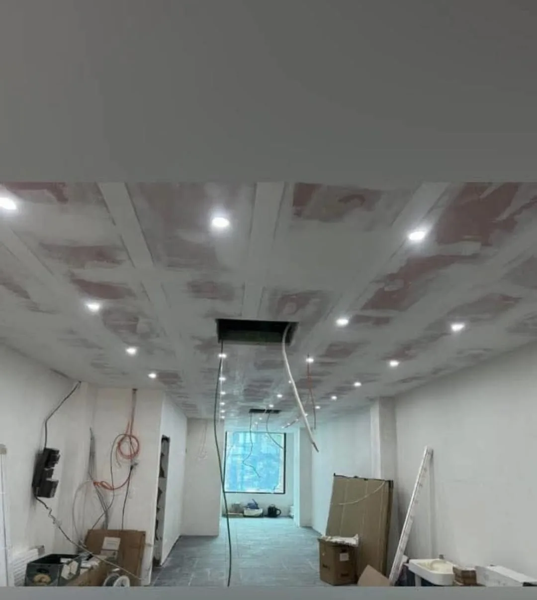 Commerce rénové : plafond équipé de spots LED encastrés.