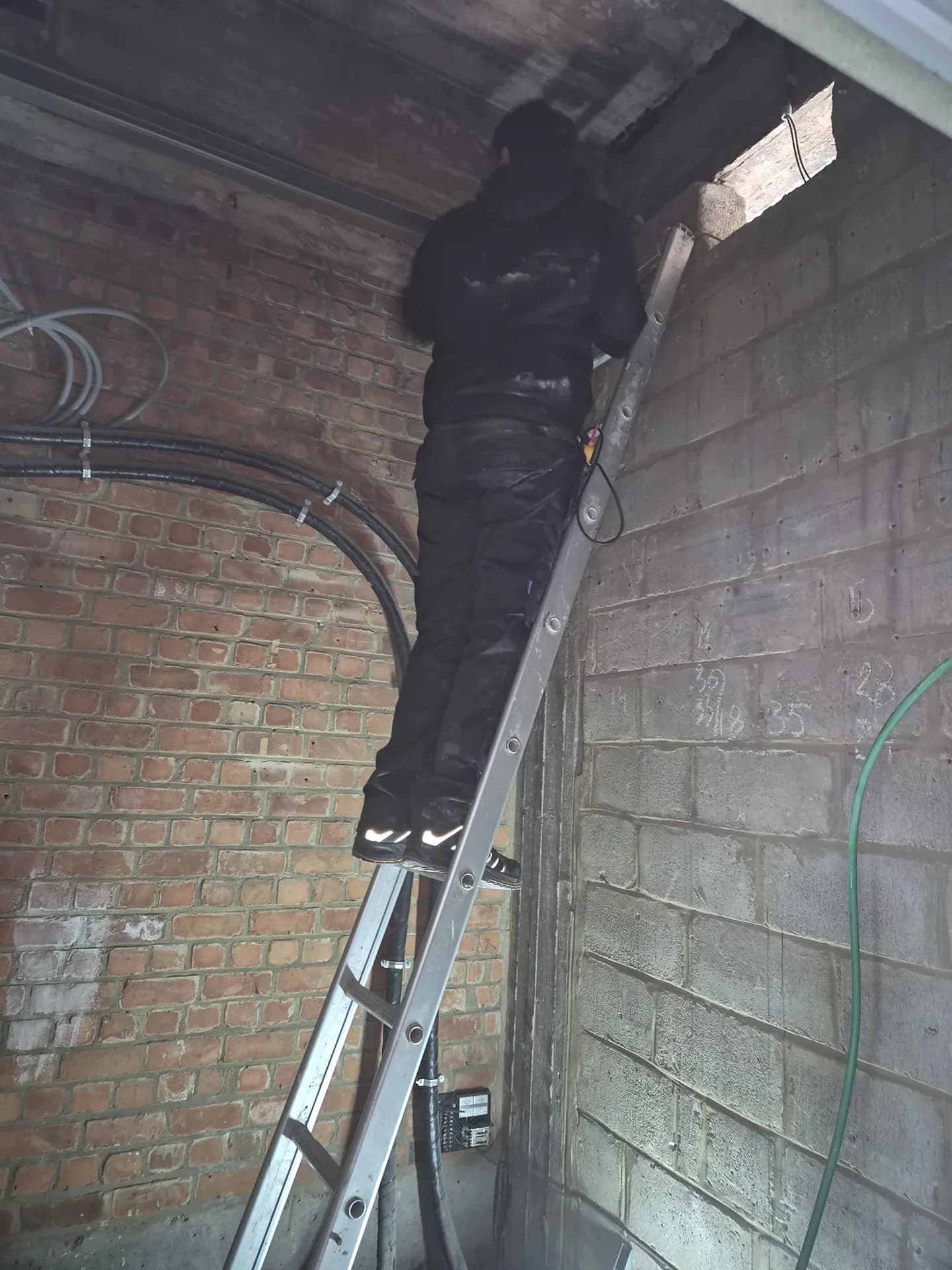 Pose d'une alimentation en hauteur, dans une cage en brique.